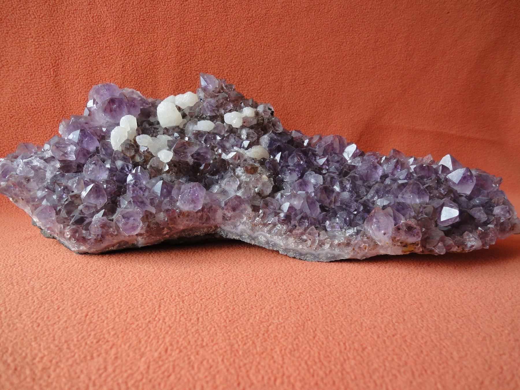 Mineralien & Heilsteine: Amethyst-Stufe mit Einschüssen – Gebraucht aus Chur von omonia