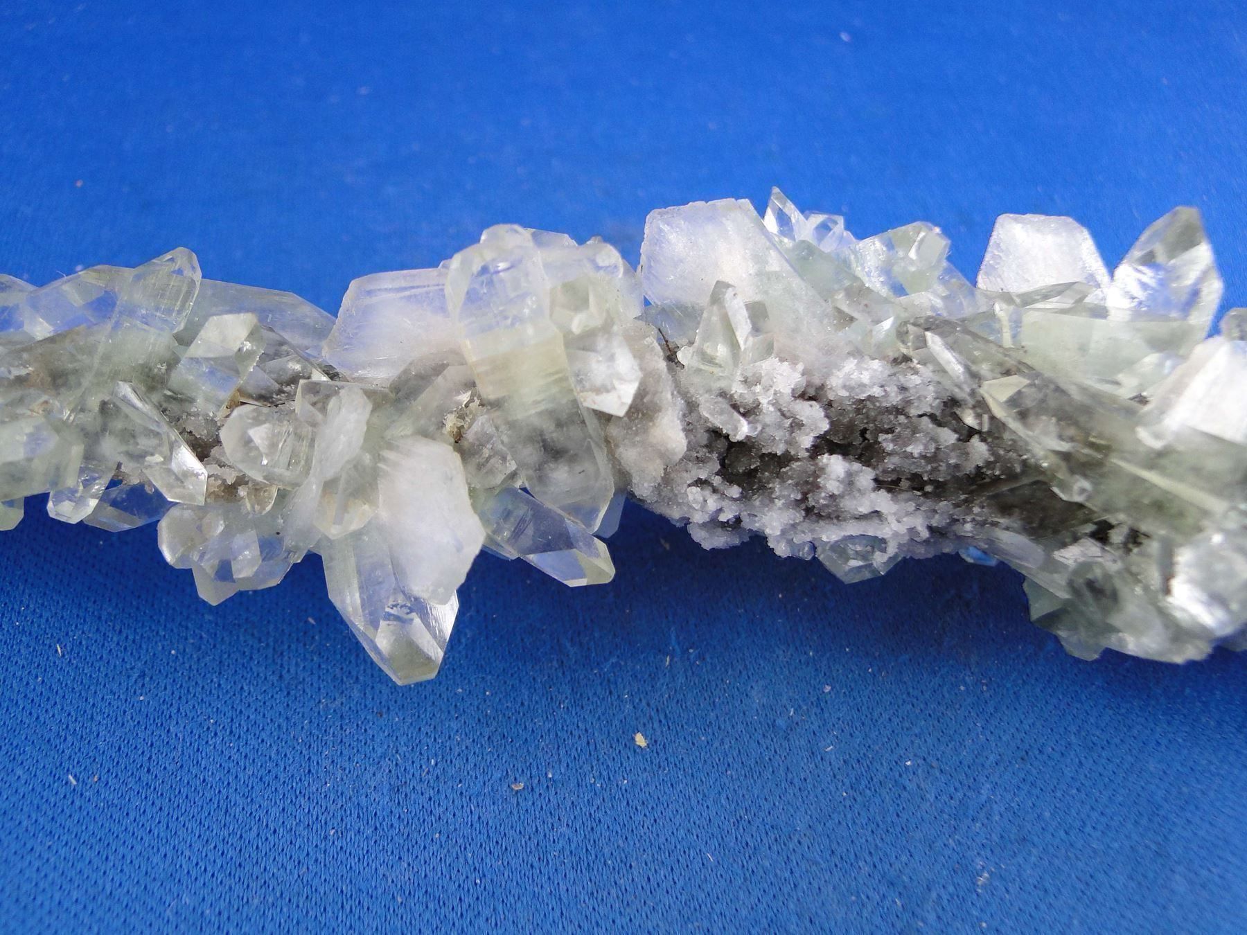 Minerali & Pietre curative: Quarz mit Apophylit und Stilbit – Usato da Schinznach Bad venduto da Demerald 2