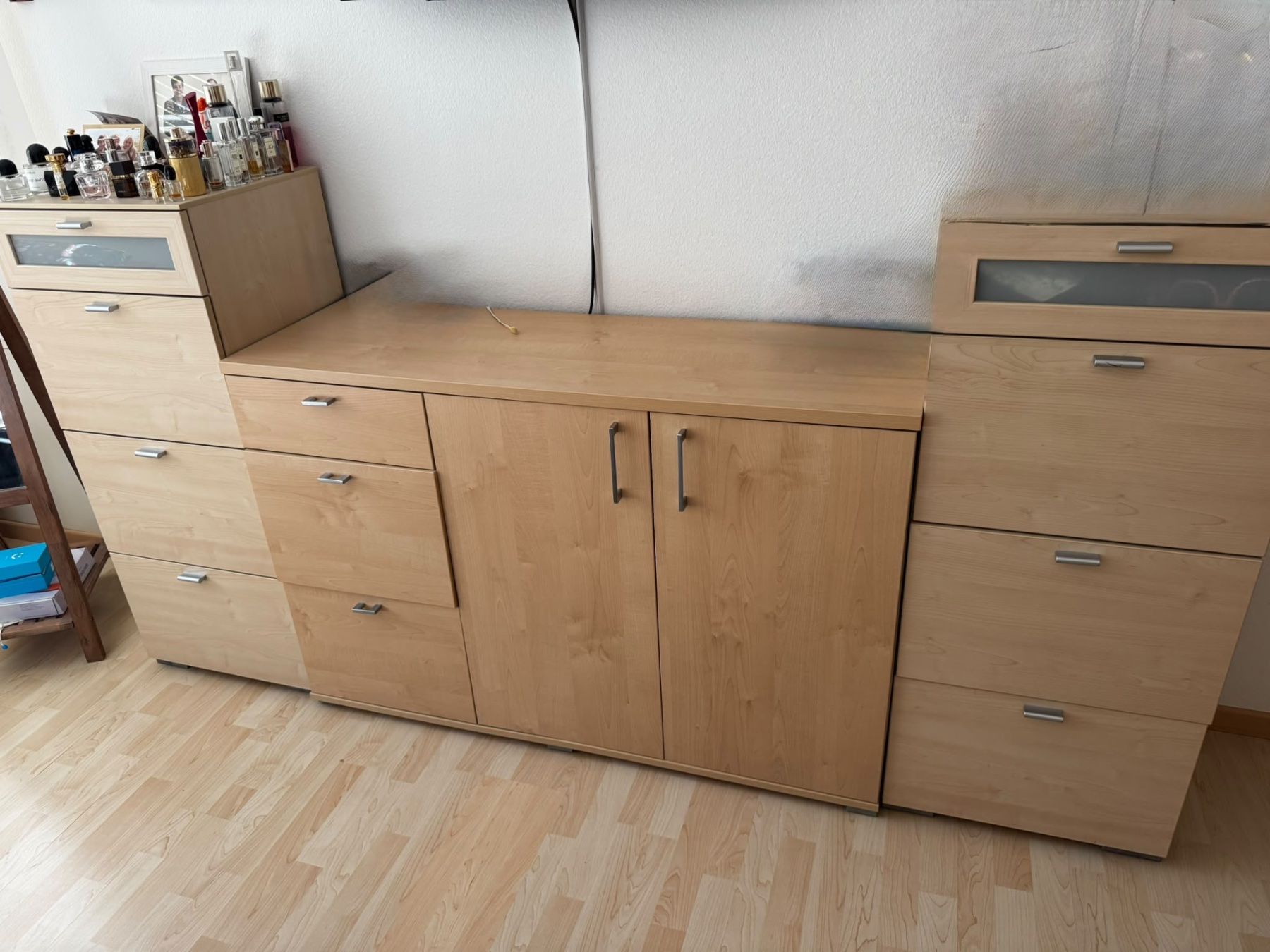 Commodes: Kommode Holzoptik mit vier Fächern gebraucht – D'occasion à Schaffhausen par melindaorschek 1
