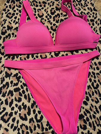 Bikini fucsia a costine, taglia S/M—perfetto per l'estate!