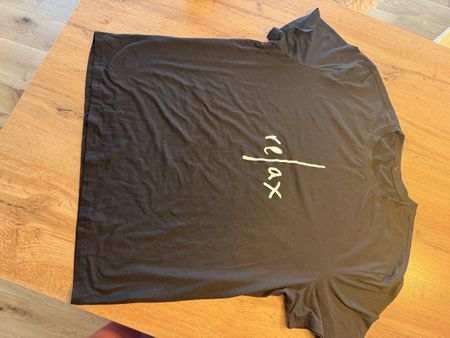 Schwarzes "Relax" T-Shirt, Grösse M, Top Zustand!