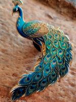 Pin Pfau blau-tuerkis-goldfarbig