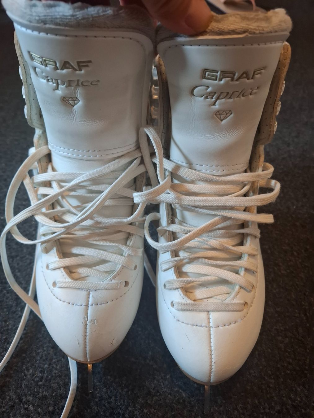 Graf Pattini da ghiaccio: Eiskunstlaufschuhe Graf Caprice Gr.4 – Usato da Flawil venduto da corinnetanner