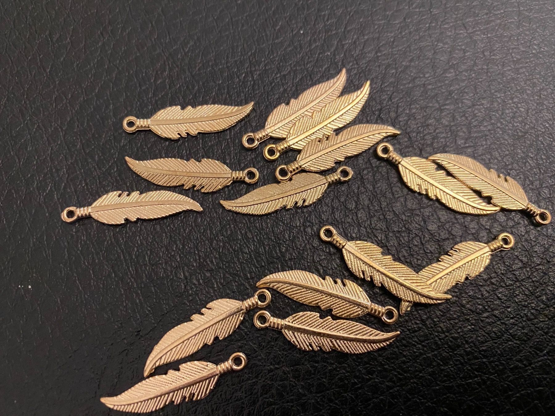 Ciondoli: Federn Charms Goldfarbig – Nuovo e nell'imballaggio originale da Buchrain venduto da Sisi83 1