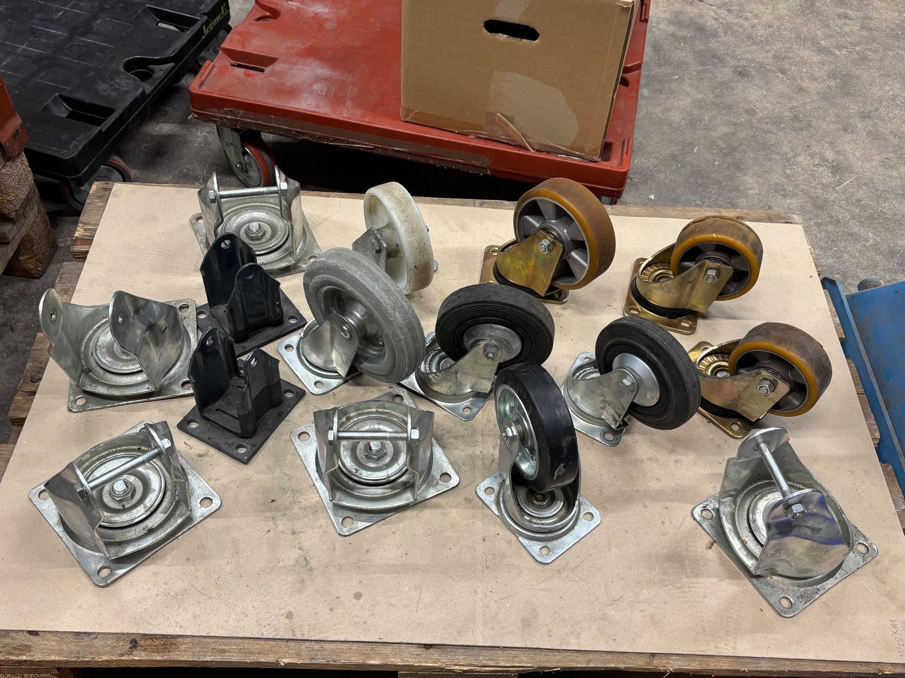 Altro per stoccaggio & trasporto: Konvolut an Rollen, Lenkrollen, Bockrollen, verschiedene! – Usato da Winterthur venduto da ReUse_Baumarkt