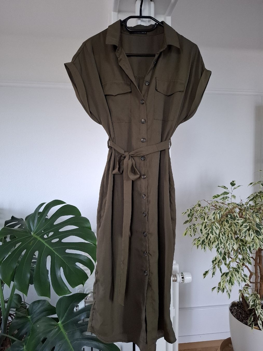 Robes: Robe chemise kaki Even & Odd, taille M – D'occasion à Neuchâtel par FloKo88