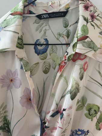 Zara Kleid Blumenmuster weiss kurz Grösse L neuwertig