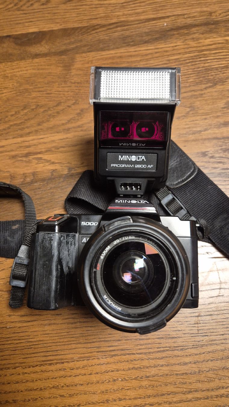 Minolta Fotocamera: Minolta 5000 AF Spiegelreflexkamera mit Zoomobjektiv & Blitz – Usato da Dällikon venduto da Deitsho