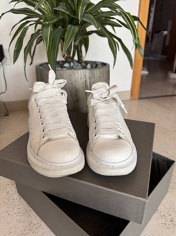 Alexander Mcqueen Scarpe da uomo: Alexander McQueen Oversized Sneaker  Weiss, Grösse 36 – Usato da Turgi venduto da janjjne 2