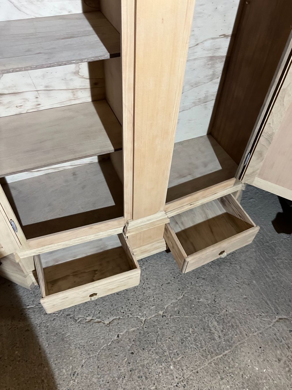 Armadi: ART 1041-G Armoire marquetée sablé – Usato da Pont-La-Ville venduto da BCMGLEAL 3