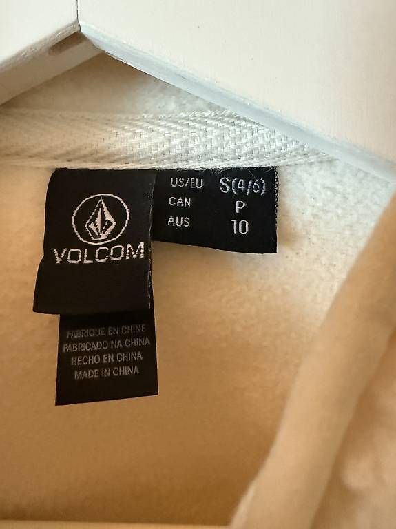 Giacche: Flauschige Damenjacke von Volcom – Usato da Luzern venduto da Aeniiii 4
