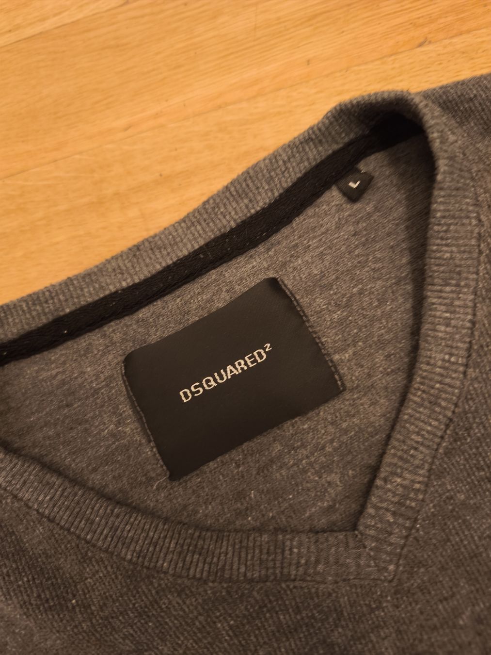 Dsquared2 Pullover & Sweatshirts: Dsquared2 Pullover grau V-Ausschnitt Grösse L gebraucht – Gebraucht aus Luzern von dom_5v5g 1