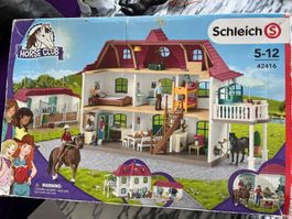 SCHLEICH 42416 Großer Pferdehof mit Wohnhaus und Stall