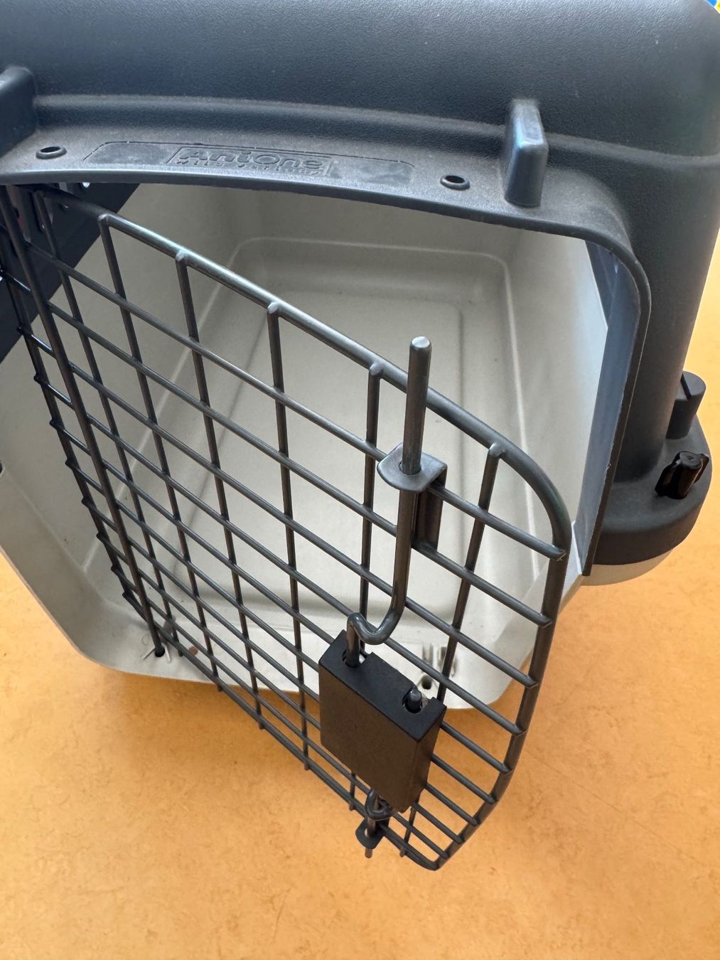 Gabbie, trasporto & Sicurezza: Hundereisebox fürs Auto – Nuovo (secondo la descrizione) da Rombach venduto da Juspola 1