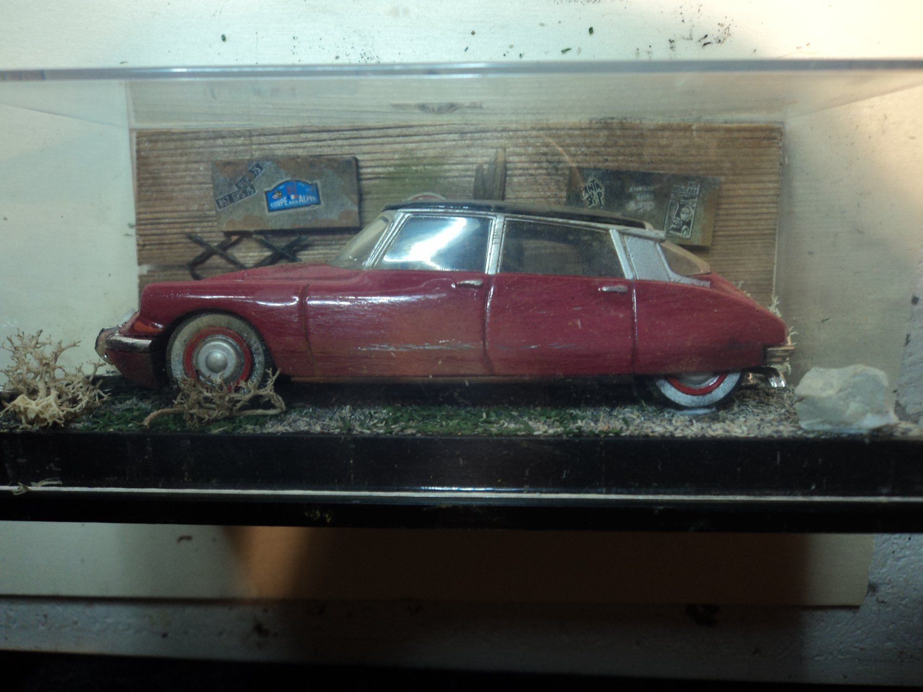 Citroën Modellini d'auto: Citroen DS 1/43 Diorama Hinterhof – Usato da Schwarzenburg venduto da modelCARama 5