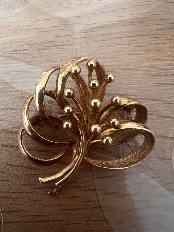 Broche vintage Fruits en plaqué or et des cabochons rouges - France
