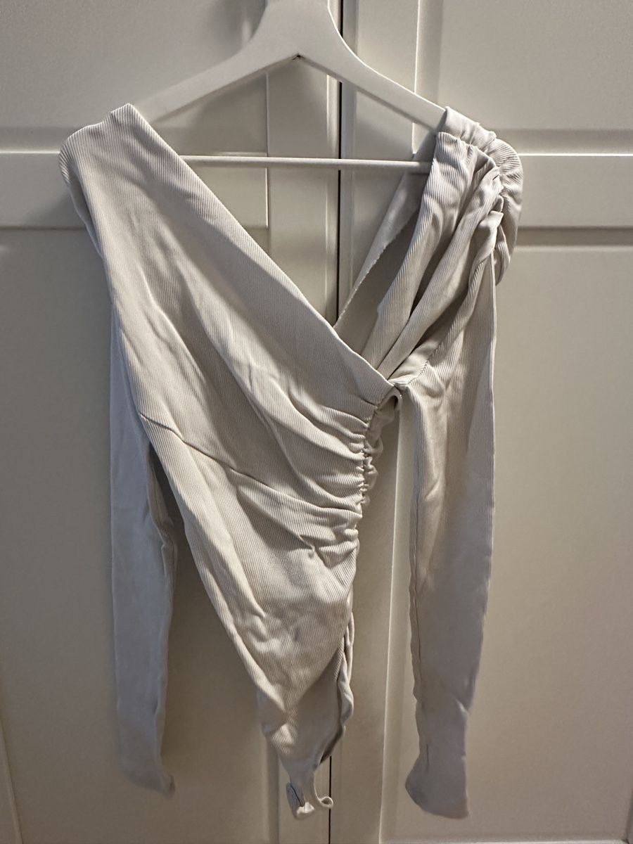 Top: Goldsign Bodysuit – Usato da Fällanden venduto da jen_5rbs 1