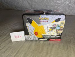 POKEMON-KOFFER-25JAHRE JUB.-2021-EN