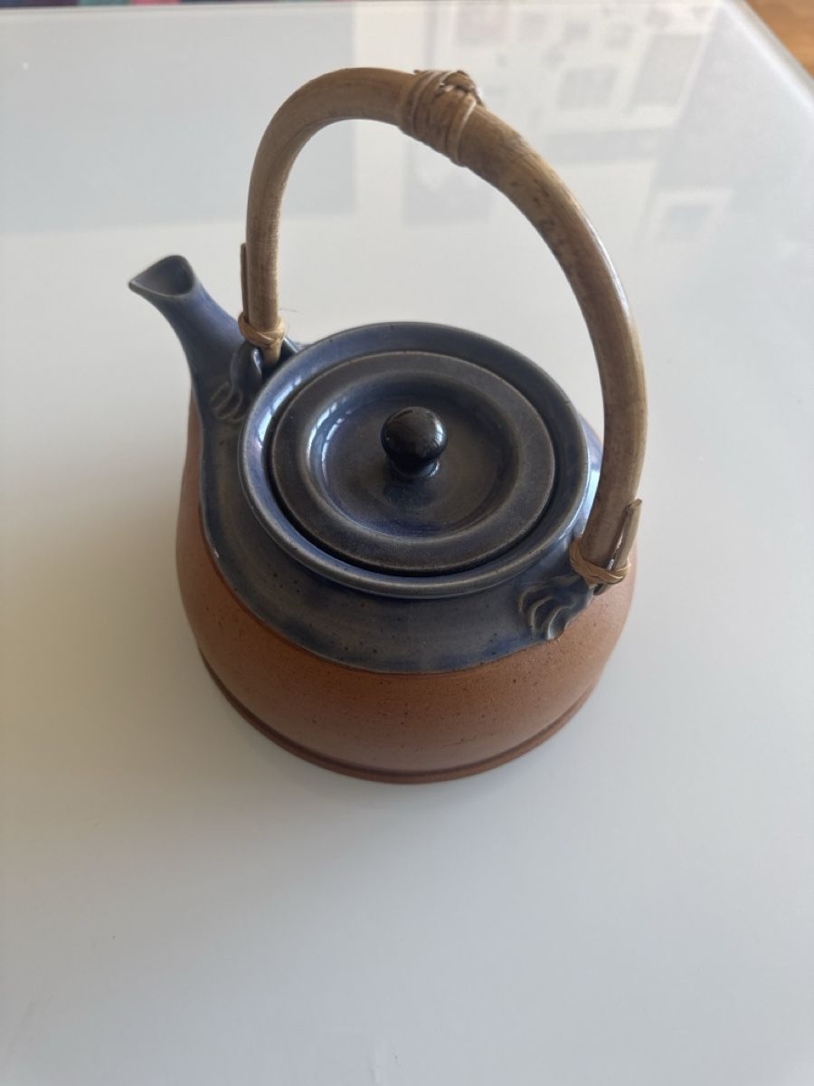 Teekannen: Théière artisanale en grès bleu avec anse rotin – Gebraucht aus Neuchâtel von Elipshop
