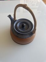 Théière artisanale en grès bleu avec anse rotin