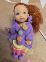 Spielzeug Puppe mit roten Haaren und lila Jacke gebraucht