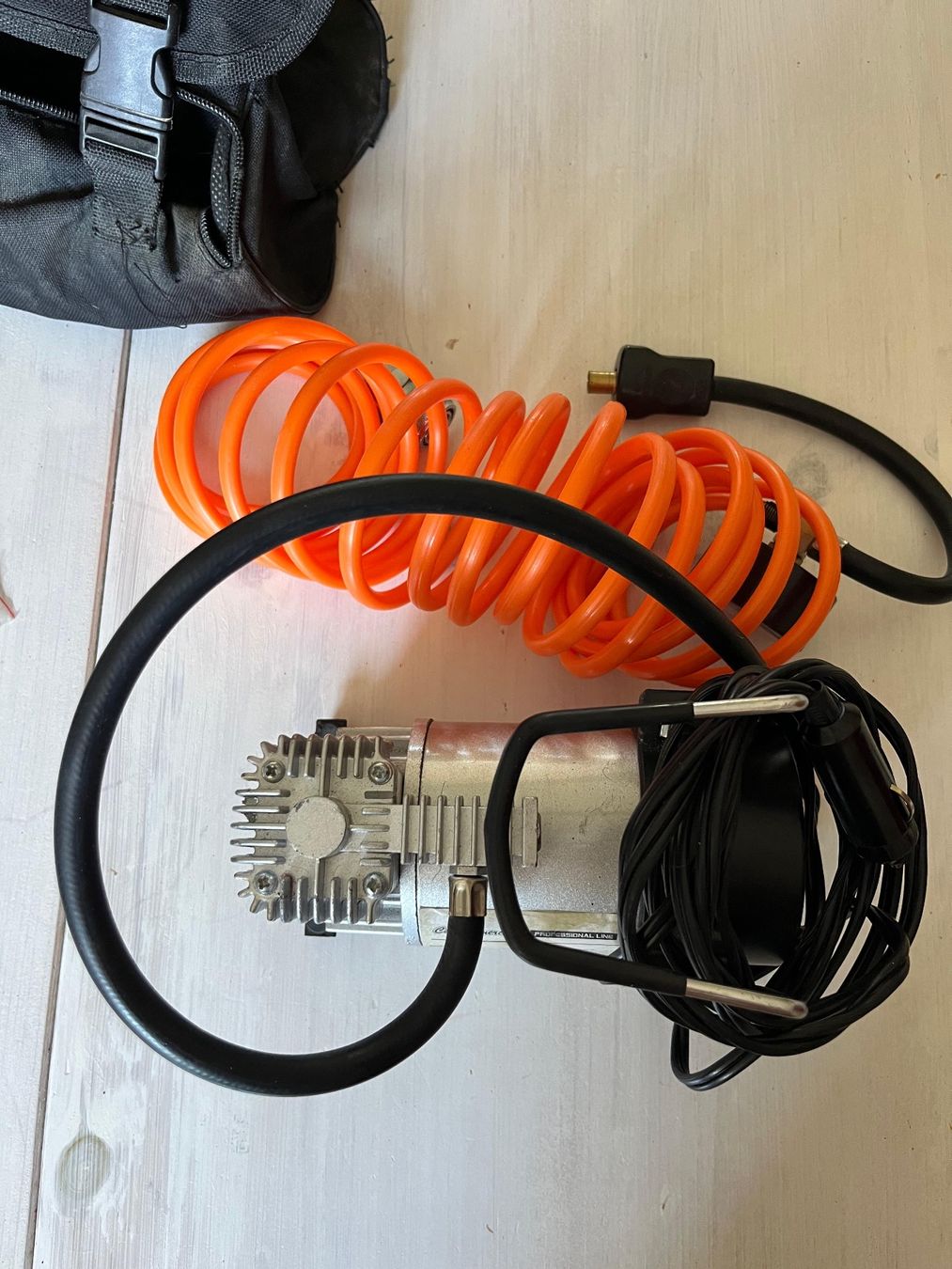 Kompressoren: Auto Kompressor 12V mit Schlauch und Tasche gebraucht – Gebraucht aus Tafers von JP911 3