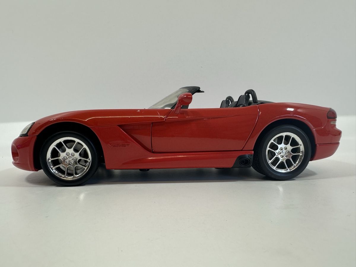 Welly Modellini d'auto: Dodge Viper SRT-10 1:18, rot/orange, WELLY – Usato da Zofingen venduto da rf9_x2xt 2
