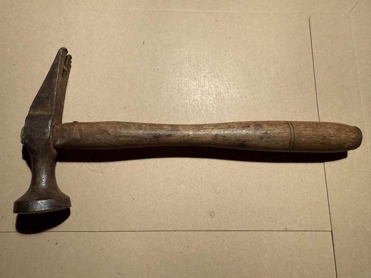 Tutti gli attrezzi: Alter Hammer mit Holzgriff - Schuster Polsterer – Usato da Affoltern am Albis venduto da jonas1009
