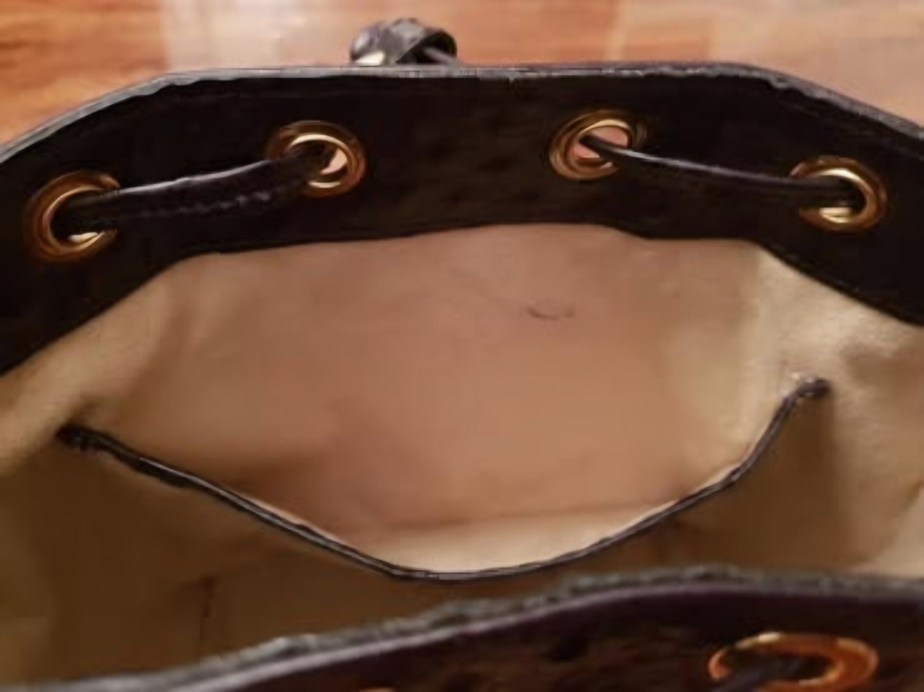 Maison Mollerus Taschen für Damen: Maison Mollerus Ledertasche in Straussenoptik – Gebraucht aus Hombrechtikon von Claudia.Di 2