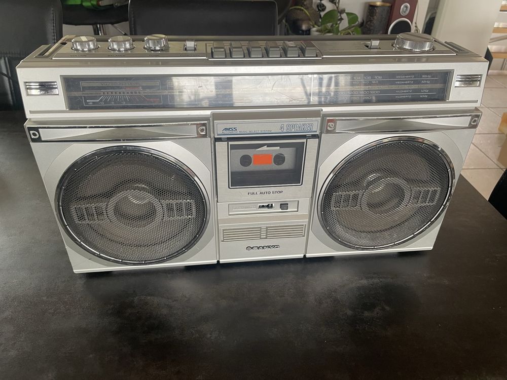 Hübsches SANYO MW211LU, 4Band Stereo Radio
