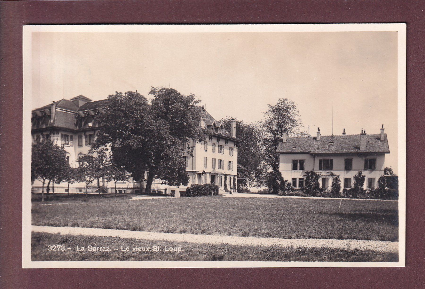 Cartoline postali: LA SARRAZ - Le Vieux St. Loup – Usato da Pully venduto da nicecards