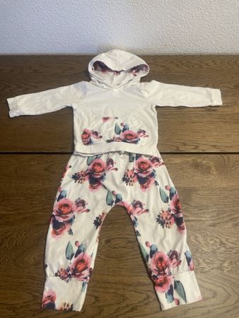 Kinder Set Hoodie und Hose Blumen Gr. 12-18M guter Zustand