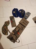 Diverse Militaria: Berets, camouflage cap, tools