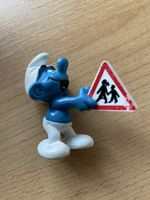 Schlumpf Figur Schlaubi mit Verkehrsschild gebraucht