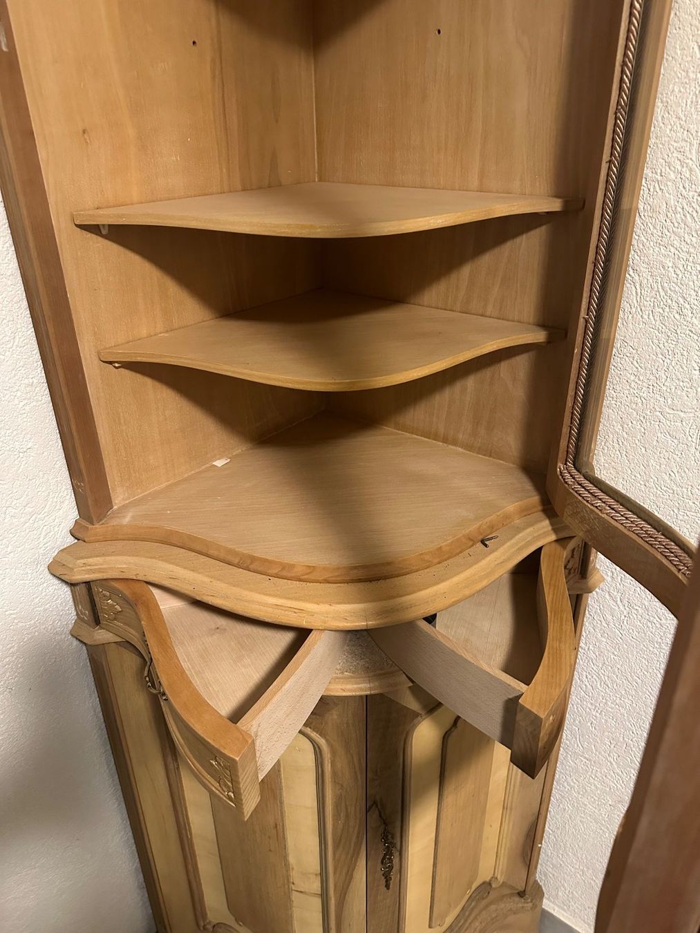 Vetrine: Antiker Eck-Vitrinenschrank Massivholz – Usato da Dübendorf venduto da Shineforyou 2