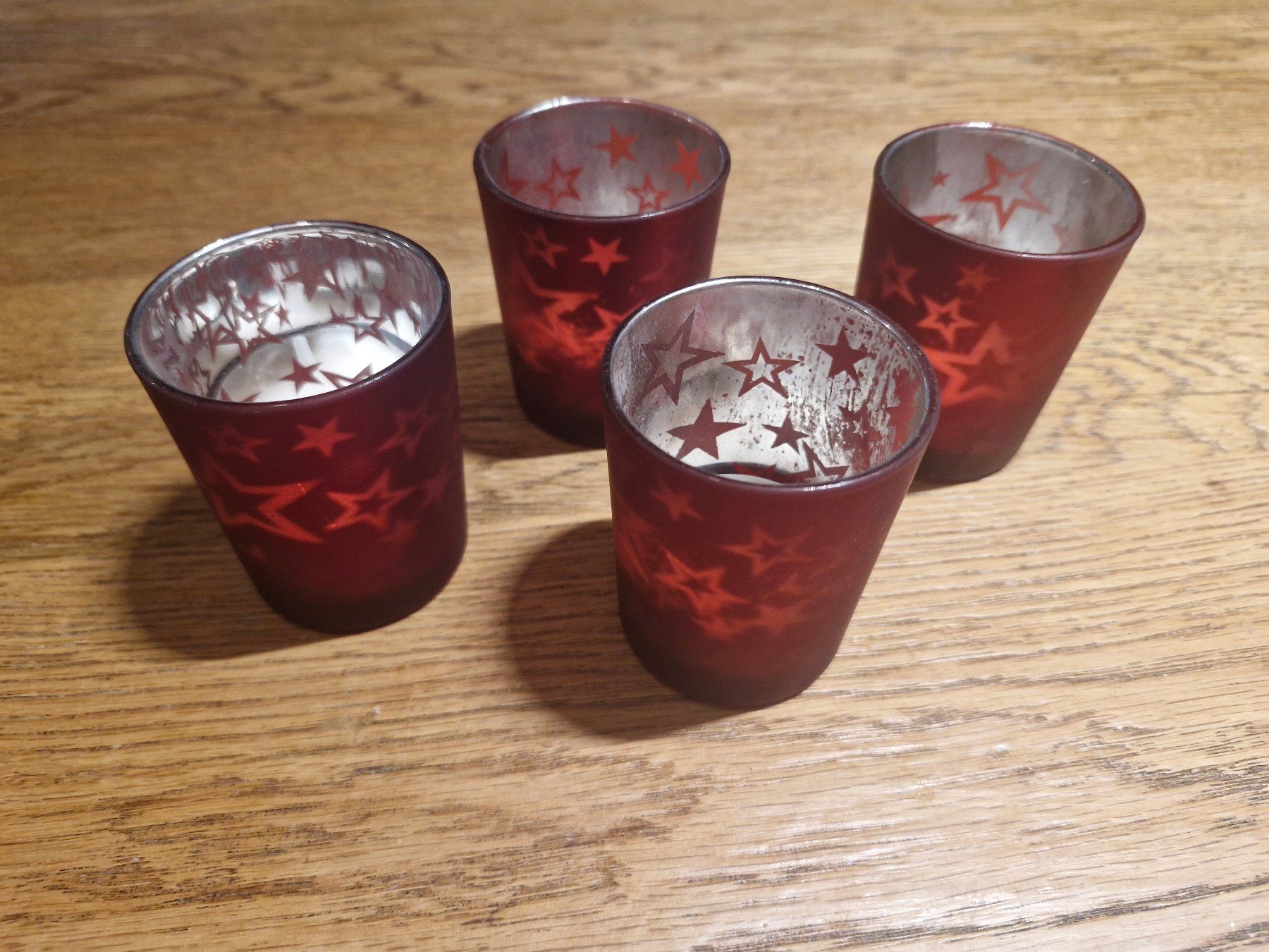 Alle Dekorationen: Teelichtgläser rot mit Sternen 4er Set – Gebraucht aus Thun von difig01