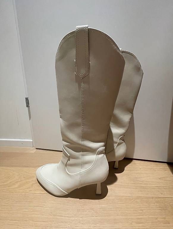 Damenschuhe: Weisse Stiefel / Boots mit Absatz – Neu und originalverpackt aus Spreitenbach von sam_l5fj