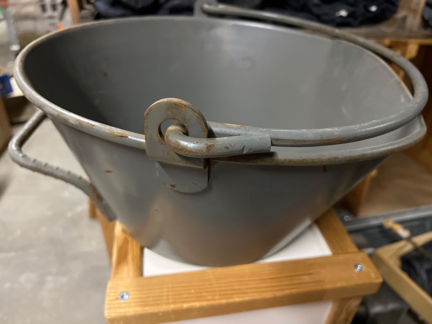 Altro per la casa: Grauer Eimer, vintage, gebraucht, Durchmesser 25 cm – Usato da Thun venduto da IBT1 1