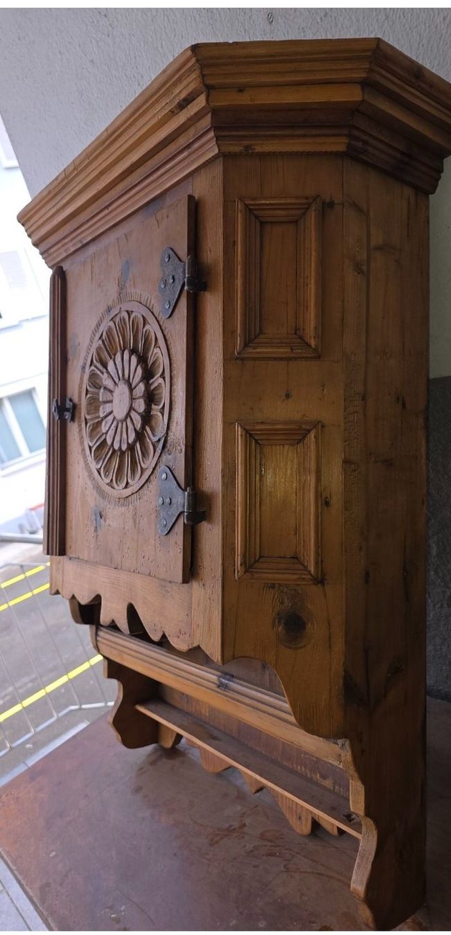 Armadi: Antikes Arven-Gänterli, Wandschrank handgeschnitzt – Usato da Flums venduto da Flumsantik 5