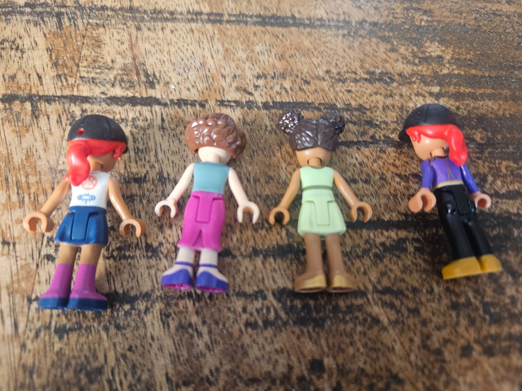 Lego Kit di costruzioni: lego lot de 4 figurines friends – Usato da Confignon venduto da Ecrofigs 1