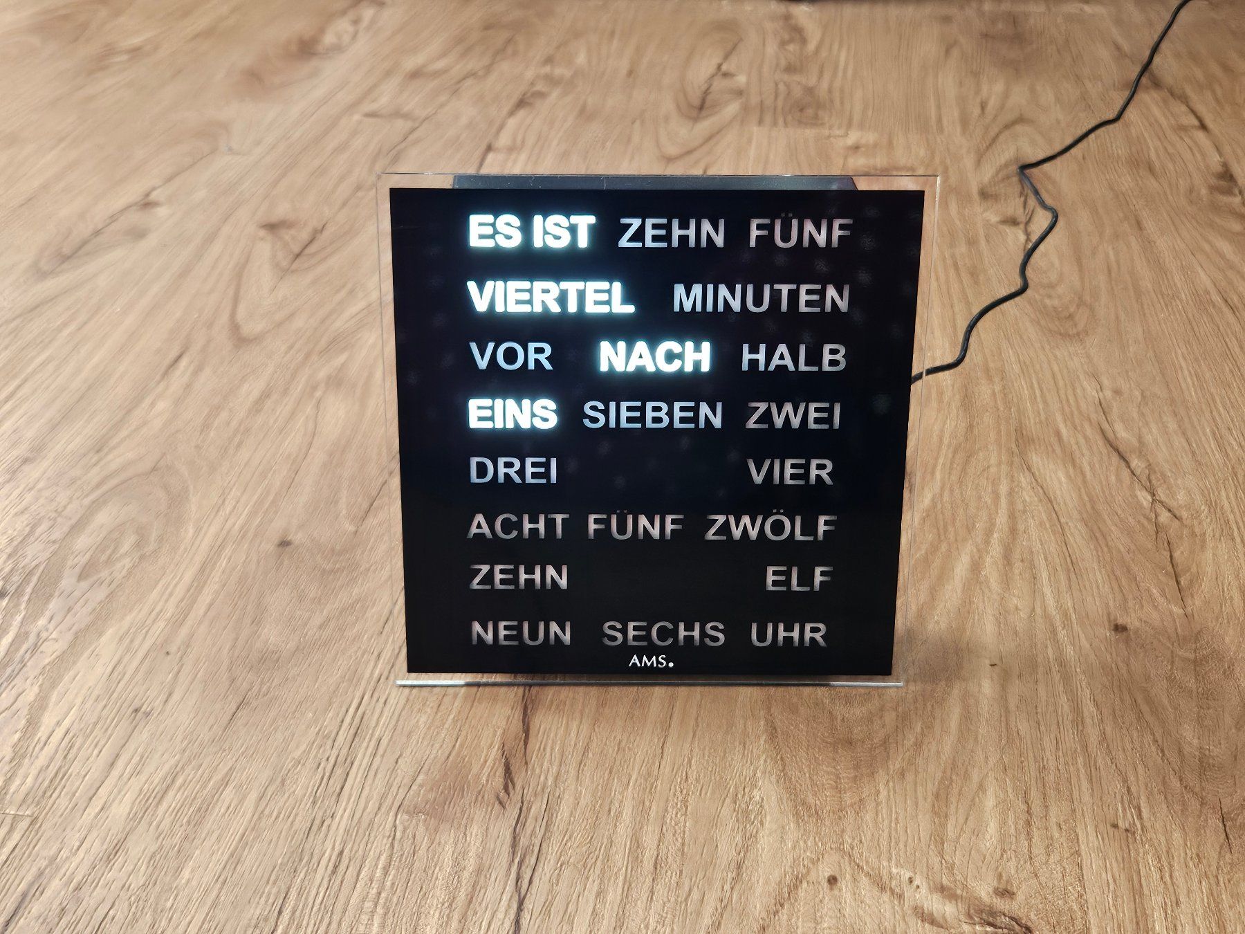 Orologi da terra & Orologi da parete: AMS Design Wortuhr Wordclock Tischuhr – Nuovo (secondo la descrizione) da Unterkulm venduto da nmz