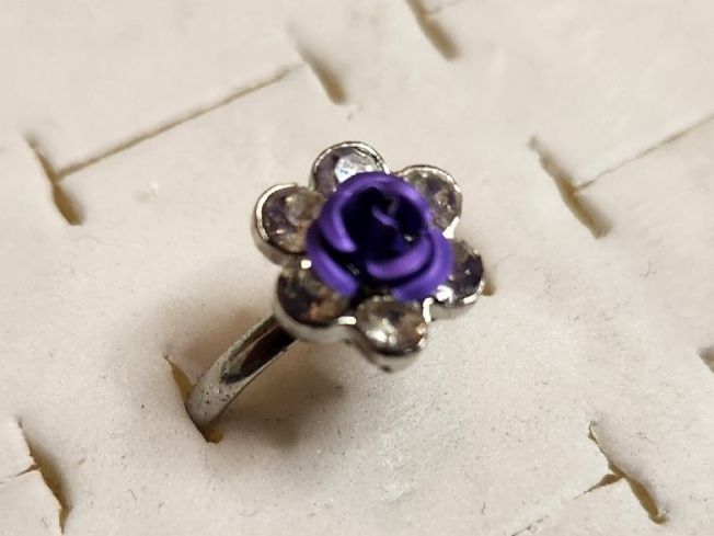 Anelli: Bague ajustable, fleur mauve et strass – Nuovo (secondo la descrizione) da Territet venduto da Cenh