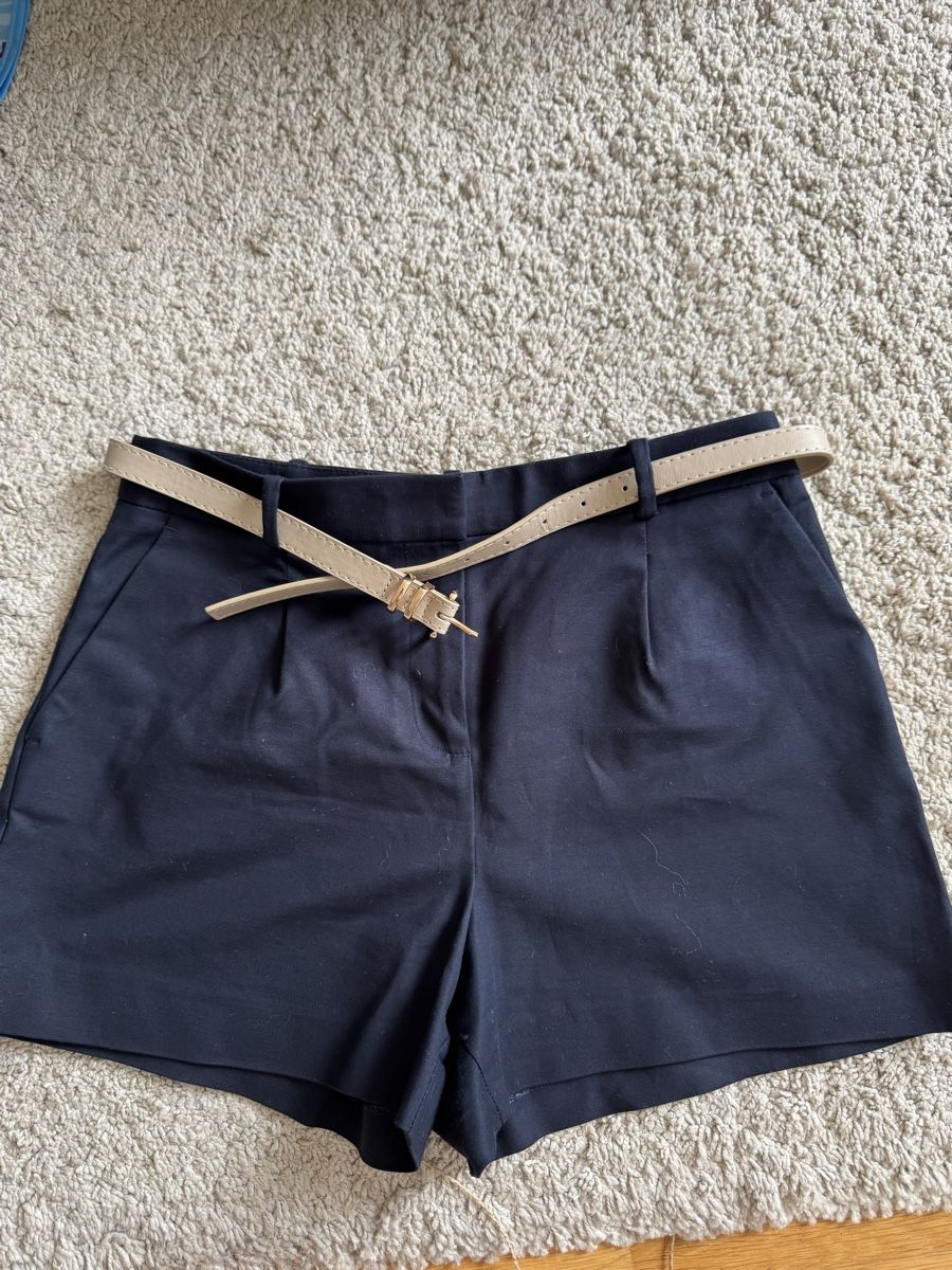 Zara Pantaloni: Zara shorts – Nuovo (secondo la descrizione) da Bern venduto da FashionK92