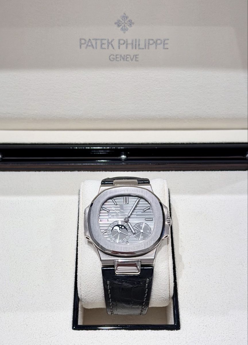 Patek Philippe Orologi: Patek Philippe 5712 Moonphase 18K Whitegold – Usato da Zürich venduto da WATCHROOM 1