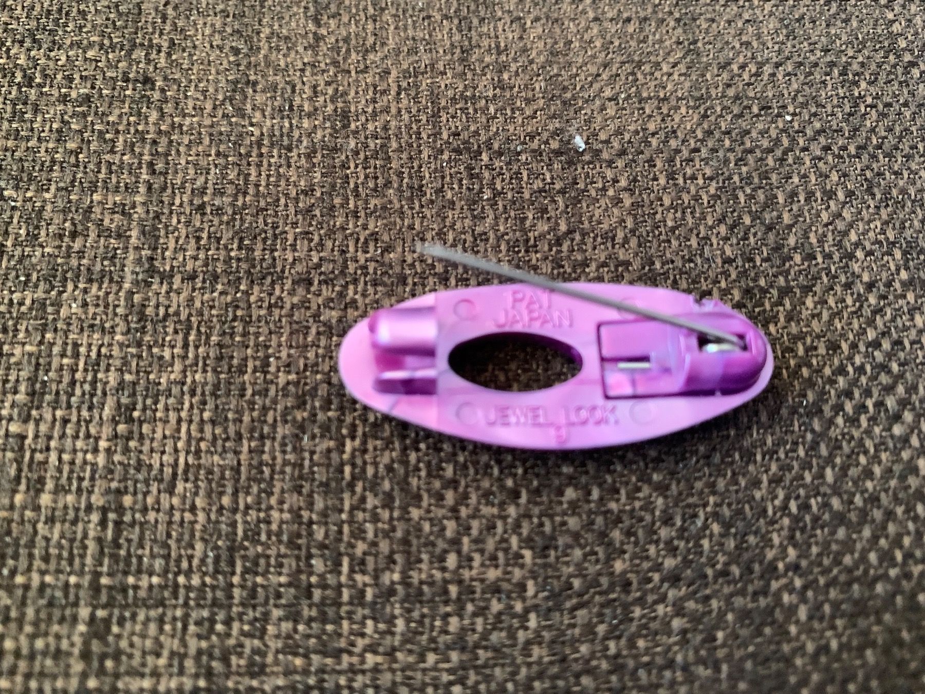 Spille & Fermagli: Hijab-Pin / Sicherheitsnadel violette – Nuovo e nell'imballaggio originale da Grenchen venduto da SweetiesCH 1