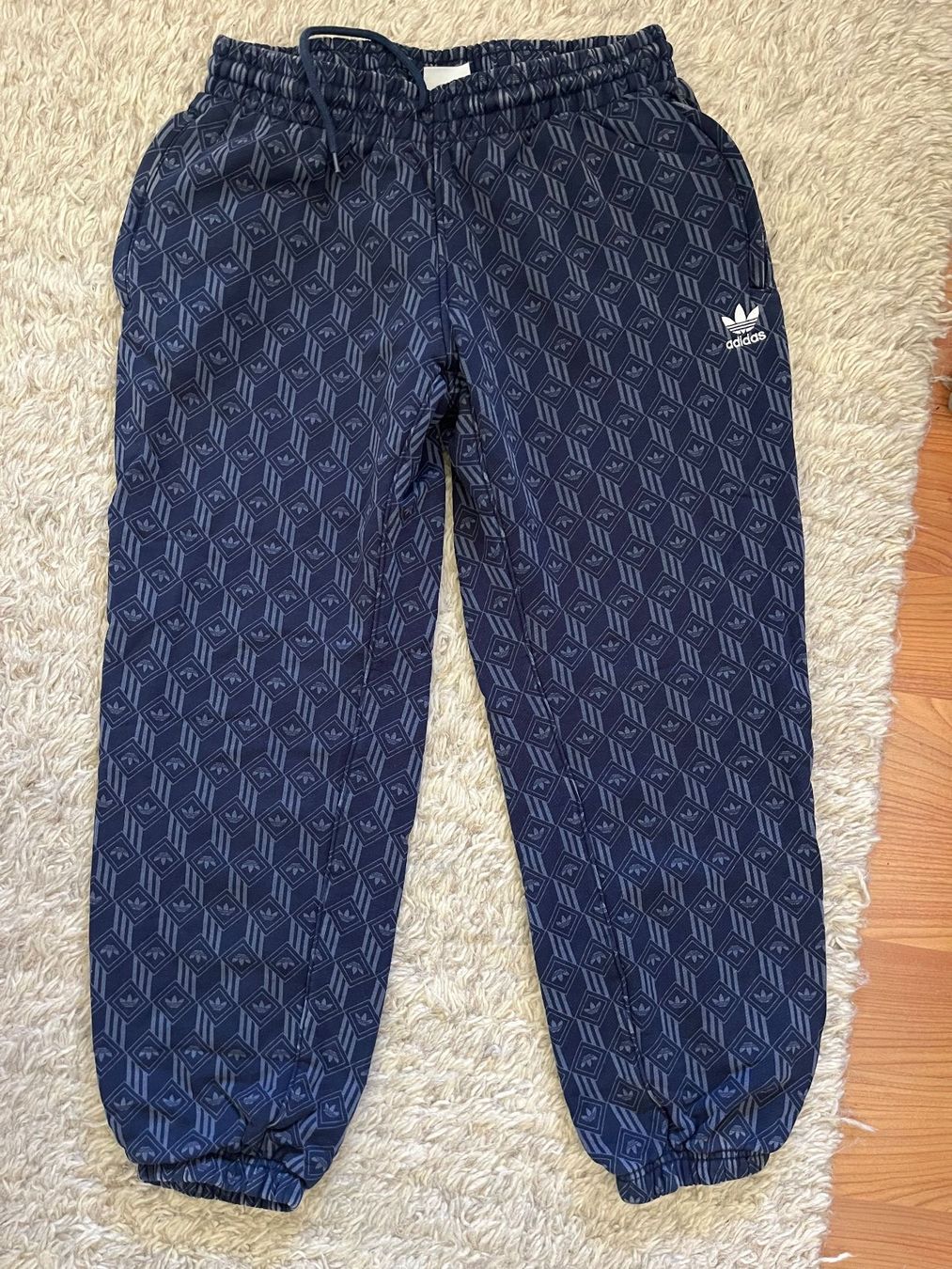 Canottiere & Pantaloni: Adidas Joggers all over print – Usato da Utzenstorf venduto da Ismaele