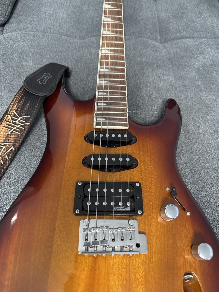 Strumenti musicali: E-Gitarre mit Gurt, neuwertig – Usato da Hunzenschwil venduto da Amblazing 3