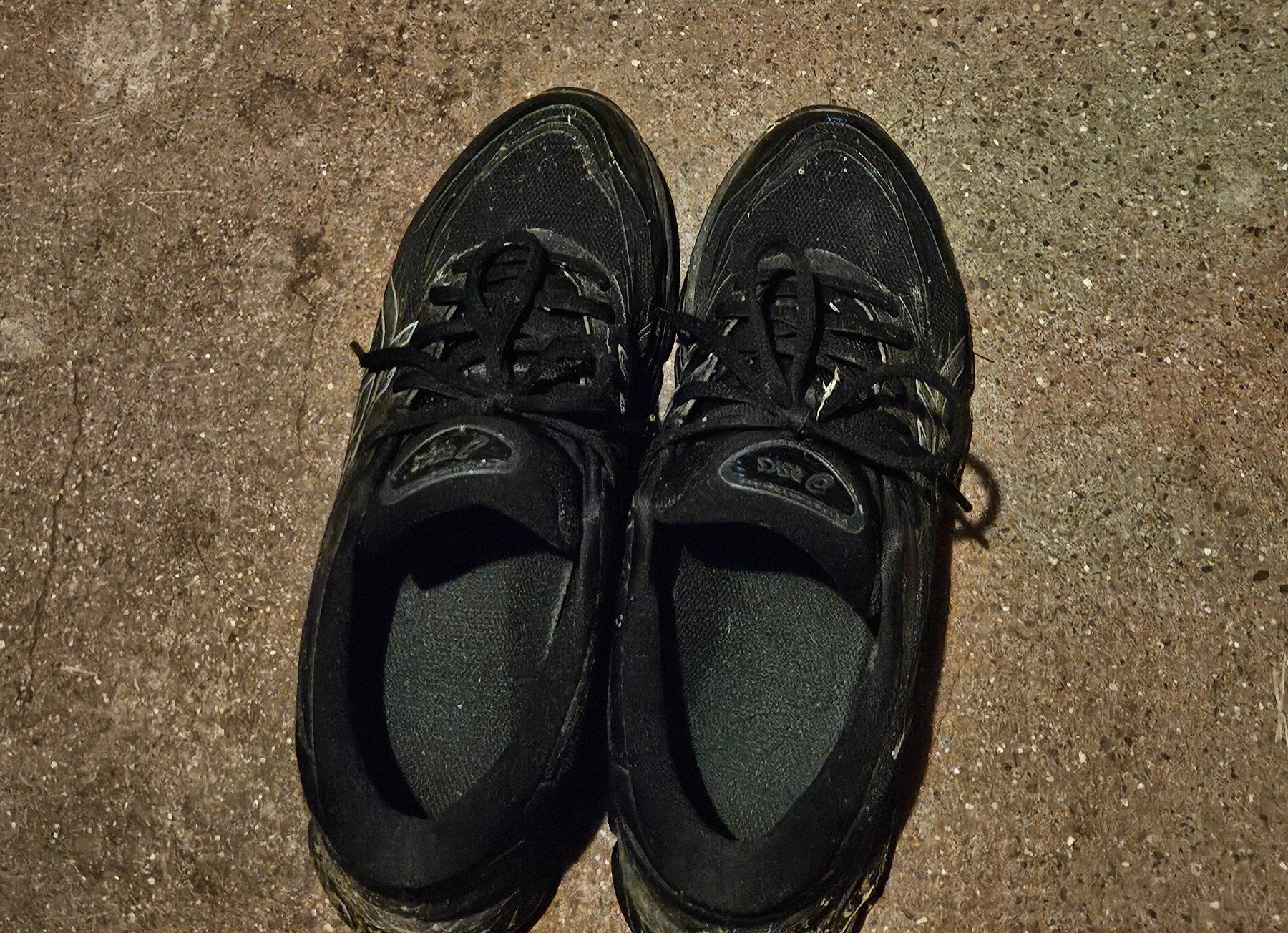 Asics Scarpe da uomo: Chaussures noires Asics – Usato da Ferpicloz venduto da Olivier_Jut 1