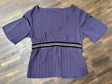 Lila Bluse mit Verzierungen, Gr. S, Sommer-Look