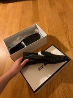 Schwarze Slipper/Loafer